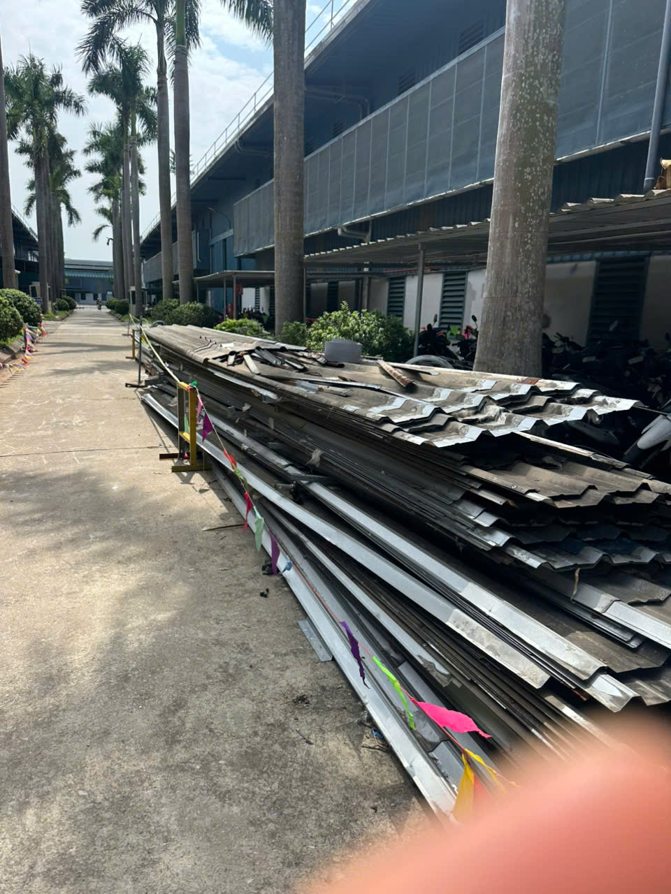 Vật tư tập kết cạnh nhà xưởng